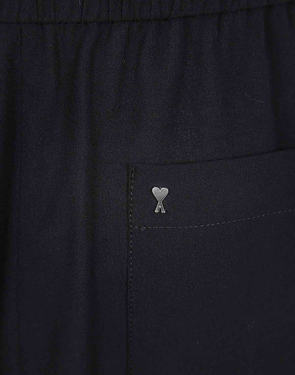 AMI Paris Cotton Crepe De Coeur Logo Plaque Bermuda Zwart