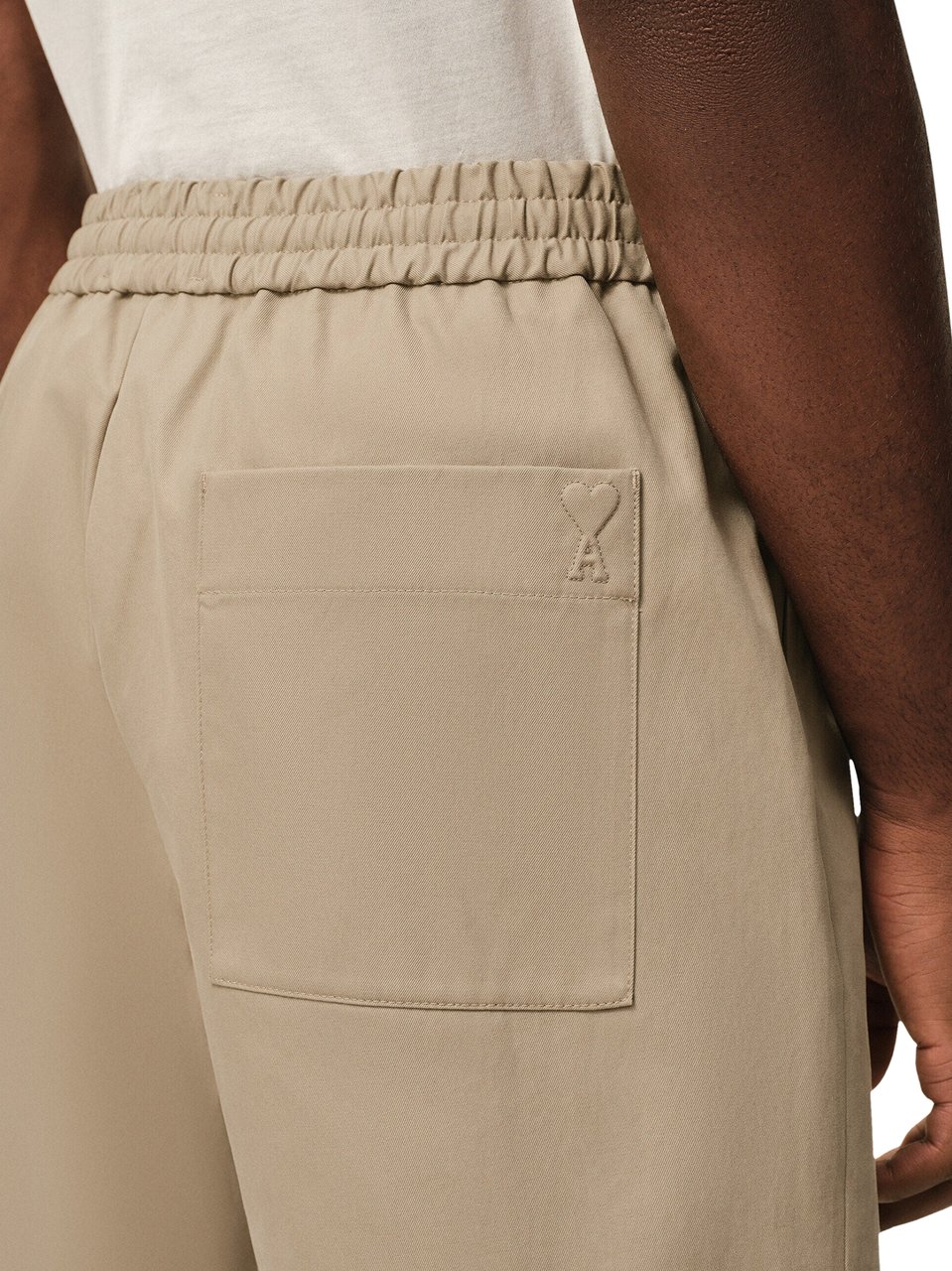 AMI Paris Minimalist Straight-Cut Shorts with Elastic Waistband Neutraal