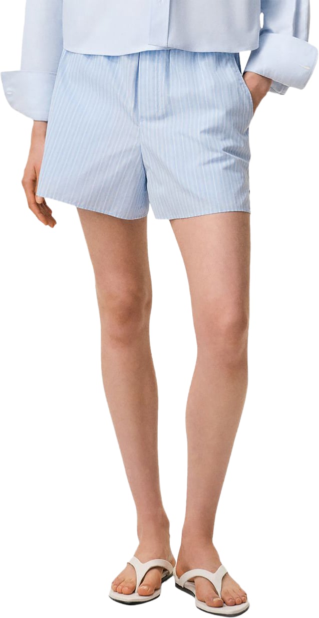 AMI Paris Light Blue Striped Shorts Blauw