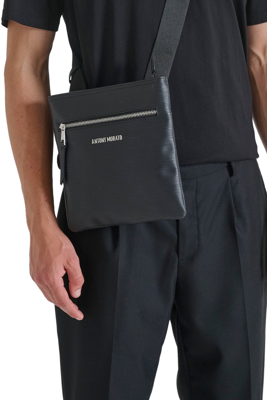 Antony Morato MESSANGER IN TEXTURED FAUX LEATHER.METAL ZIP POCKET.LOGO RIVET.ADJUSTABLE STRAP Zwart