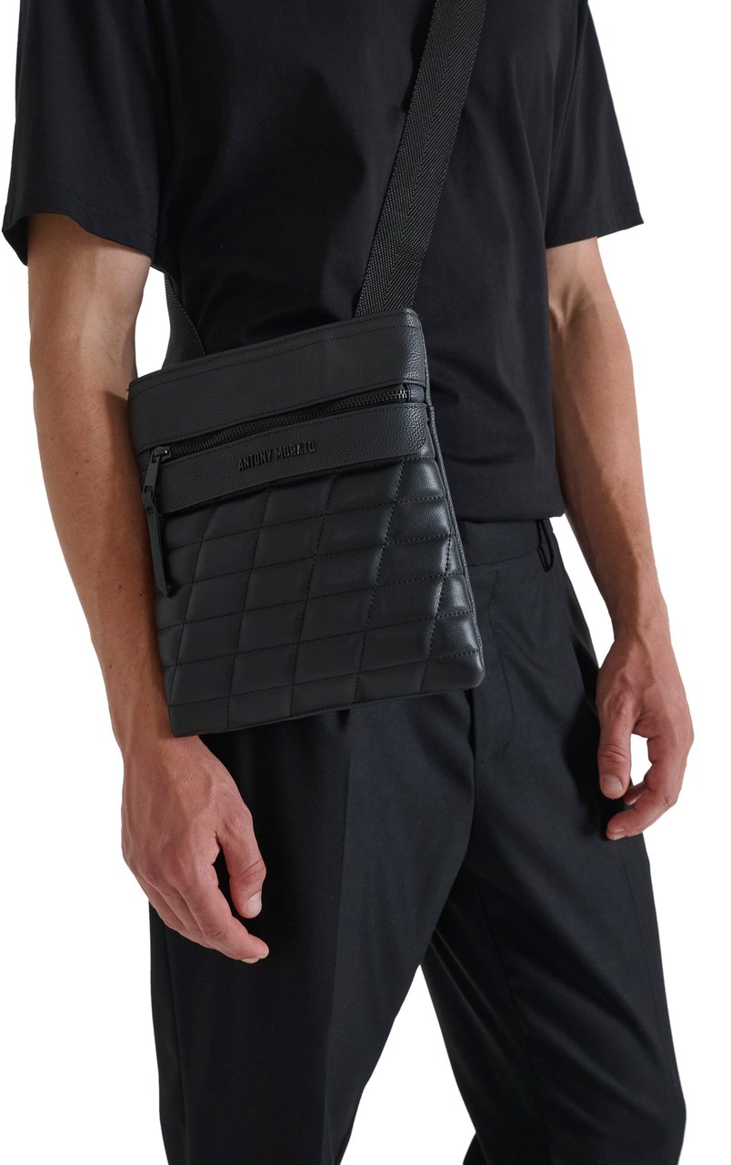 Antony Morato MESSENGER IN FAUX LEATHER QUILTED.METAL ZIP PATCH POCKET.LOGO METAL RIVET Zwart