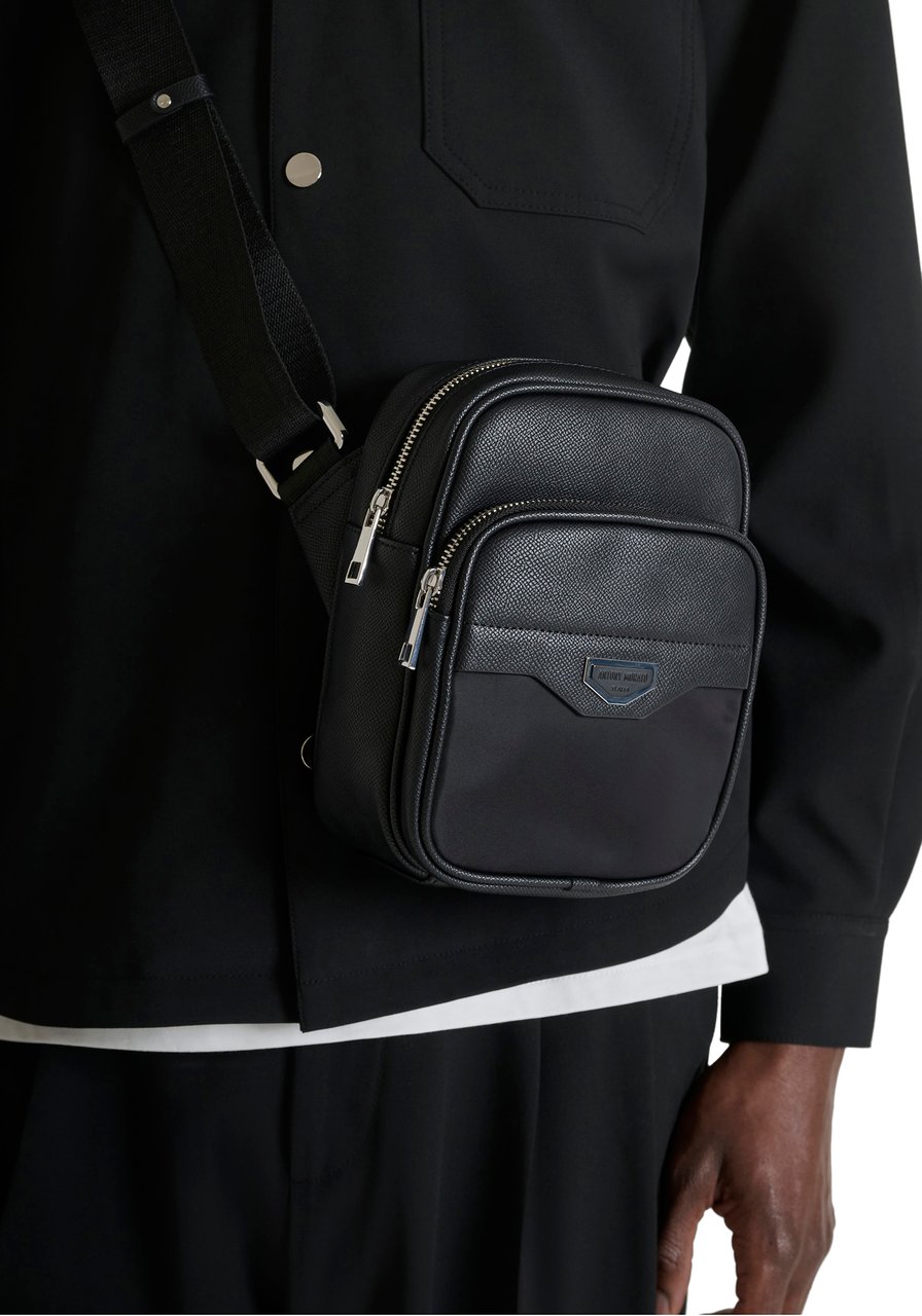 Antony Morato REPORTER BAG IN NYLON AND FAUX LEATHER.METAL ZIP POCKET.3D LOGO METAL PLATE.ADJUSTABLE STRAP Zwart