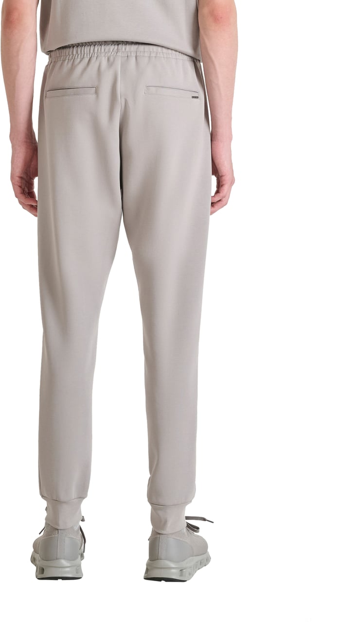 Antony Morato FLEECE TROUSERS CARROT FIT WITH LOGOED BADGE Grijs