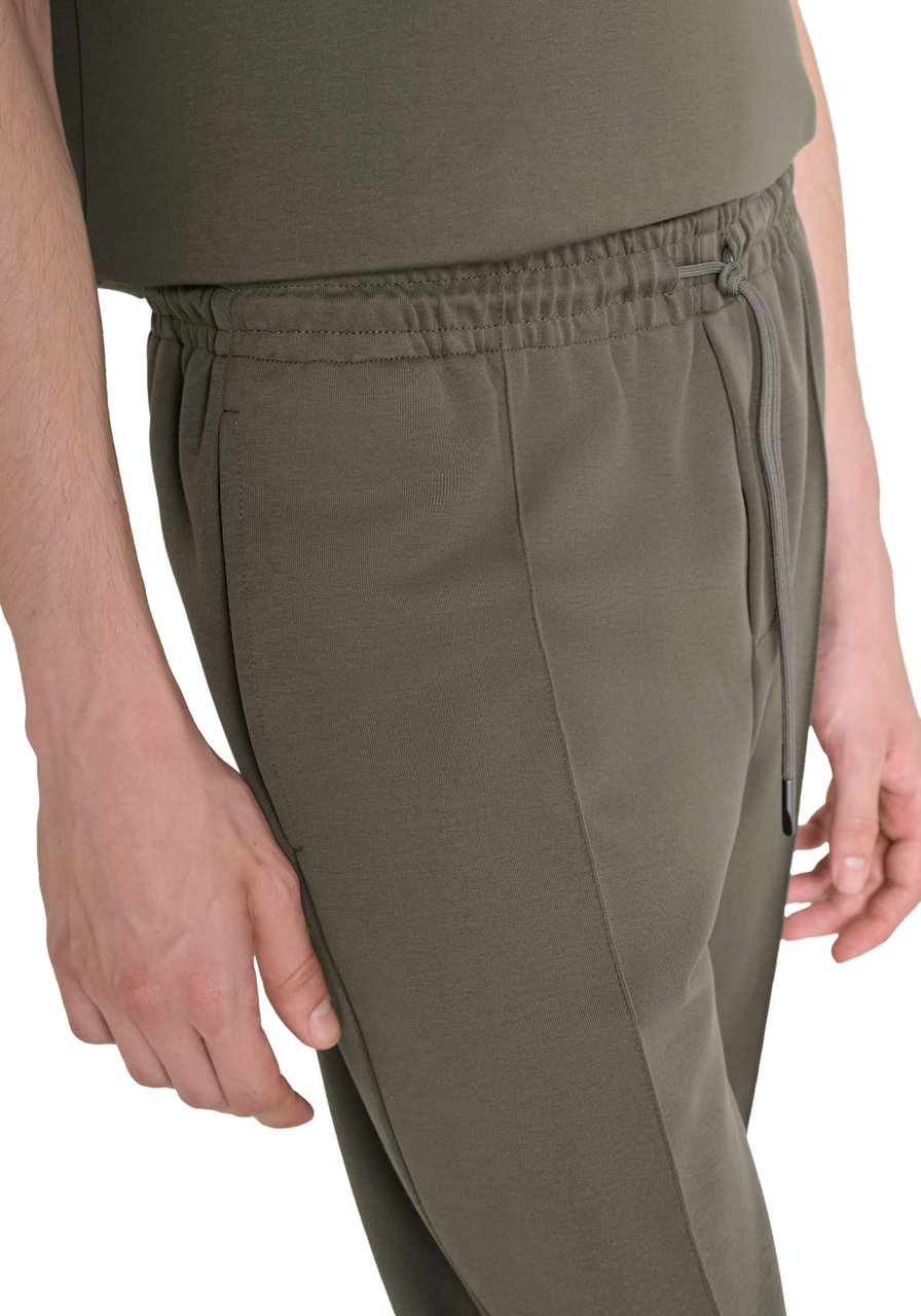 Antony Morato FLEECE TROUSERS CARROT FIT IN INTERLOCK COTTON BLEND FABRIC WITH LOGOED METAL BADGE Groen