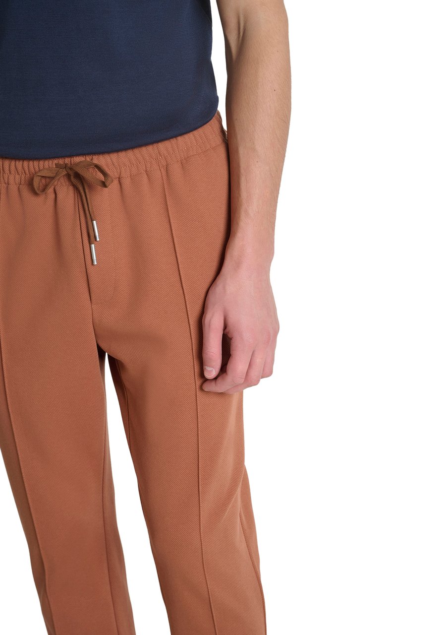 Antony Morato FLEECE TROUSERS CODY REGULAR FIT IN STRETCH TWILL WITH LOGOED BADGE Divers