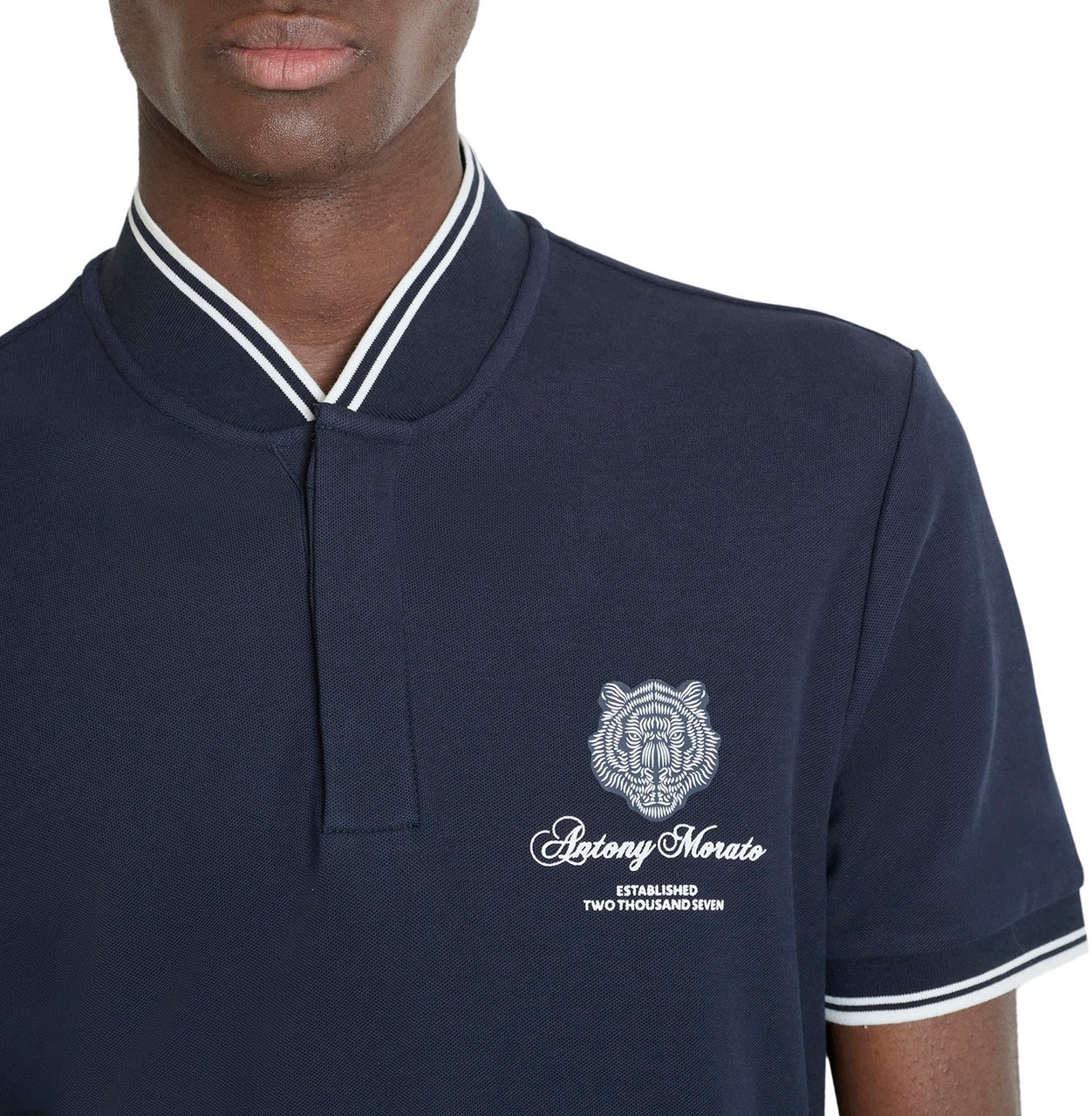 Antony Morato POLO REGULAR FIT IN PIQUET WITH KOREAN COLLAR WITH TIGER PATCH  AND MATT PLASTIC LOGO  PRINT Blauw