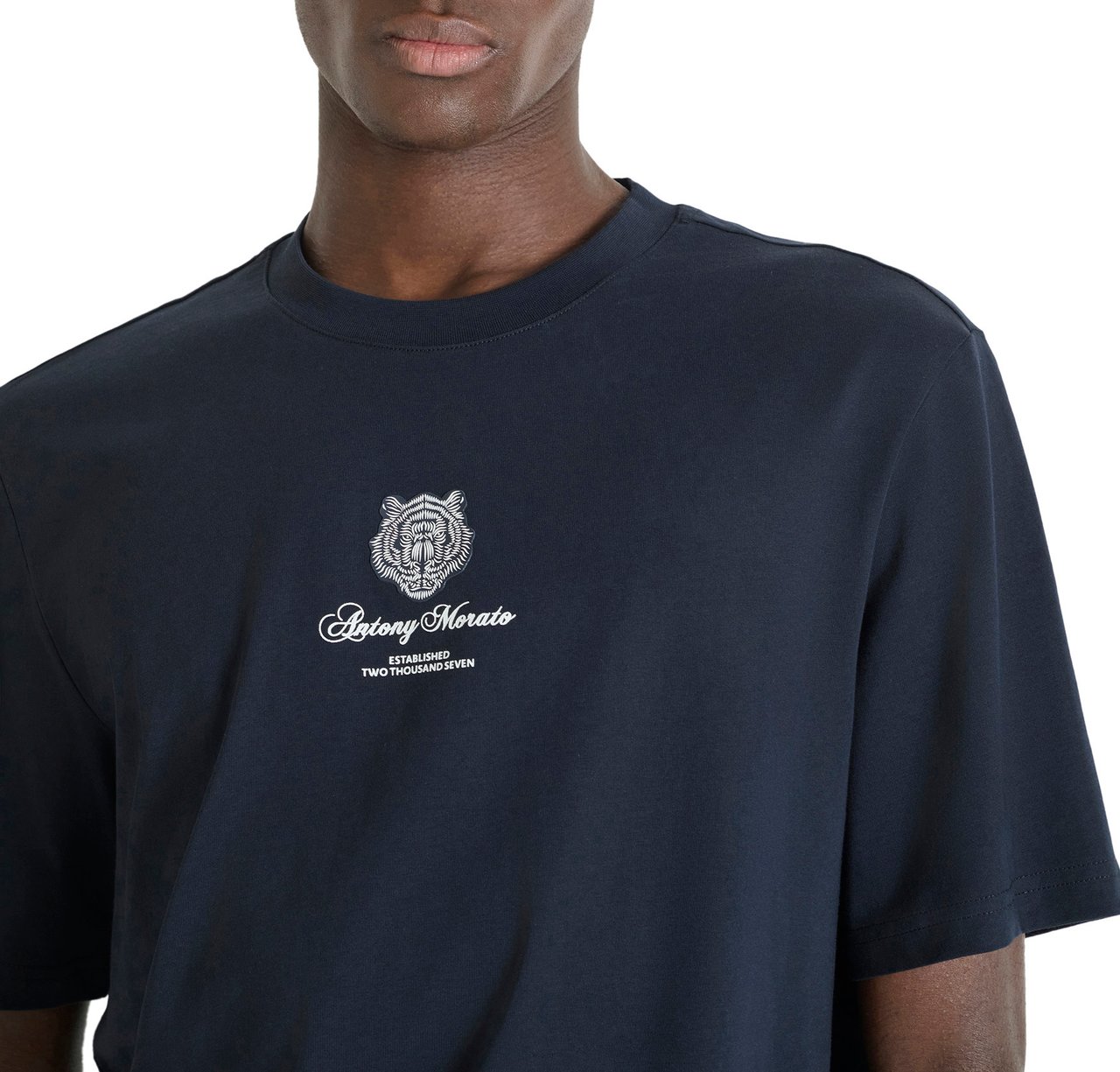 Antony Morato T-SHIRT RELAXED FIT ROUND NECK IN JERSEY COTTON FABRIC WITH PATCH PRINT AND BACK MATT PLASTIC LOGO Blauw