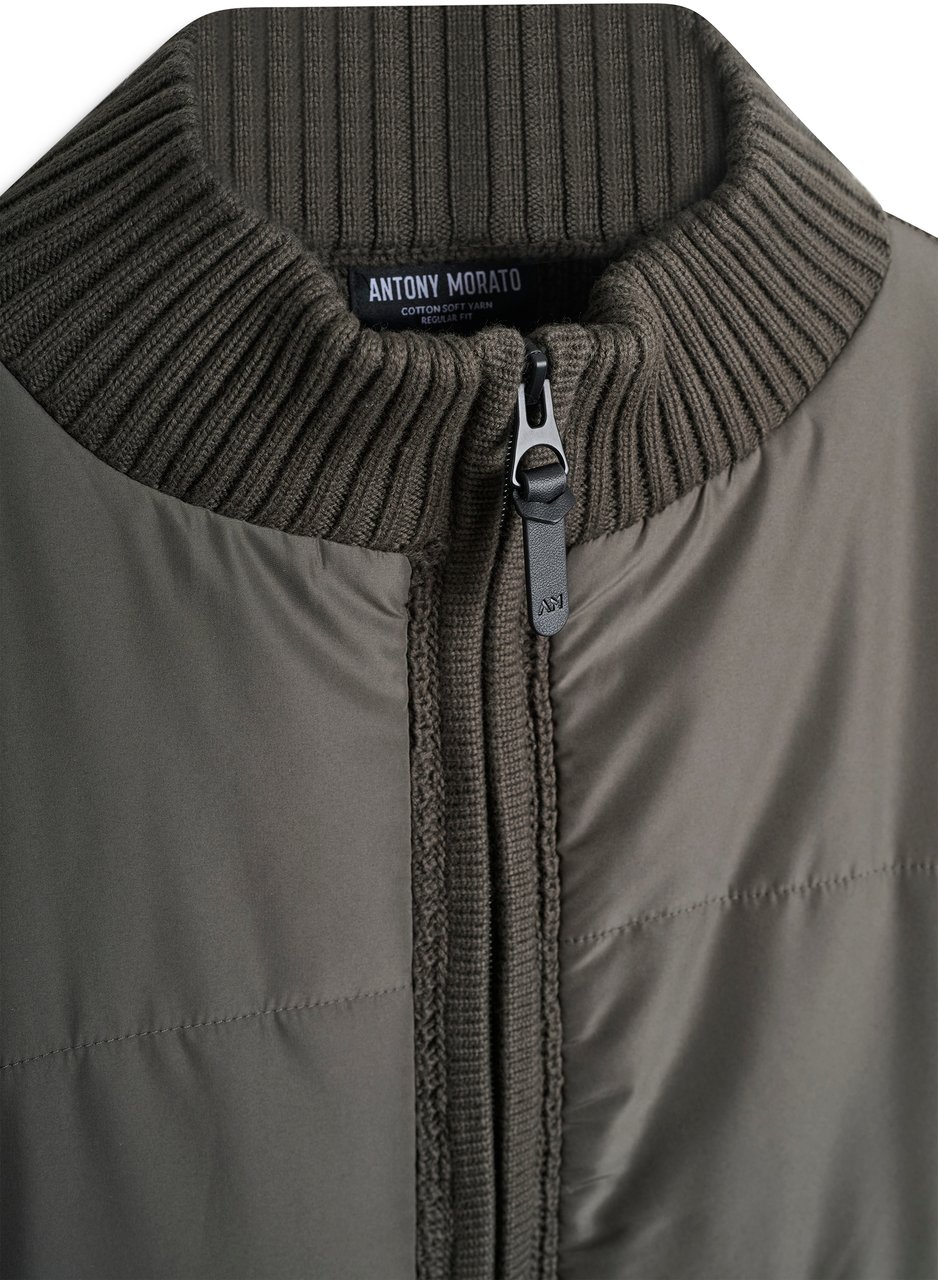Antony Morato SWEATER REGULAR FIT IN SOFT COTTON YARN WITH TECHNO FABRIC AS CONTRAST AND LOGOED METAL BADGE Groen