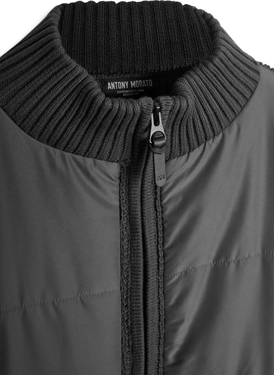 Antony Morato SWEATER REGULAR FIT IN SOFT COTTON YARN WITH TECHNO FABRIC AS CONTRAST AND LOGOED METAL BADGE Zwart