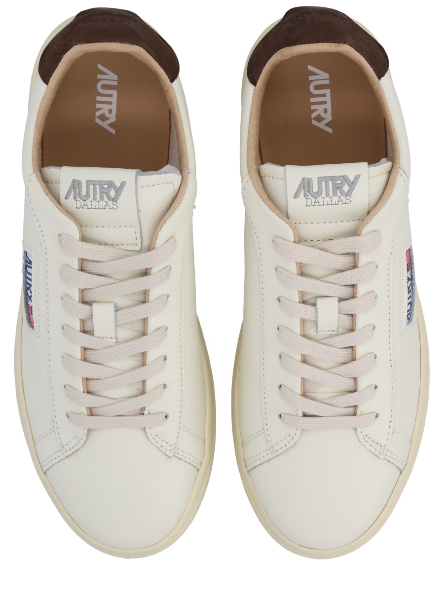 Autry Dallas Low Perforated Suede Accent Sneakers Neutraal