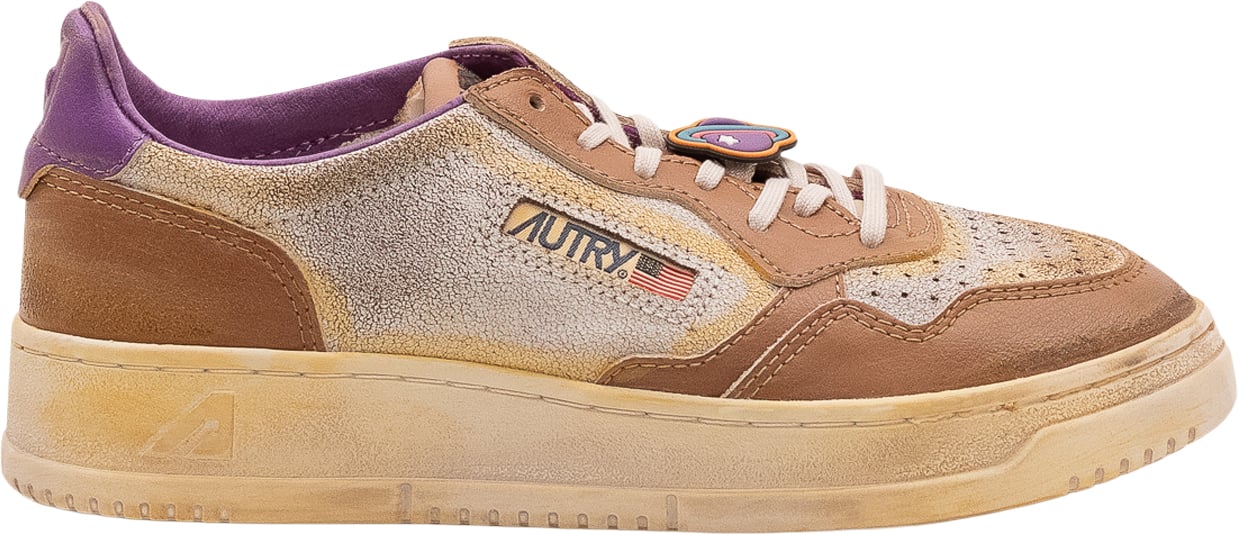 Autry Sneaker Sup Vint Low con Charm sui Lacci Beige