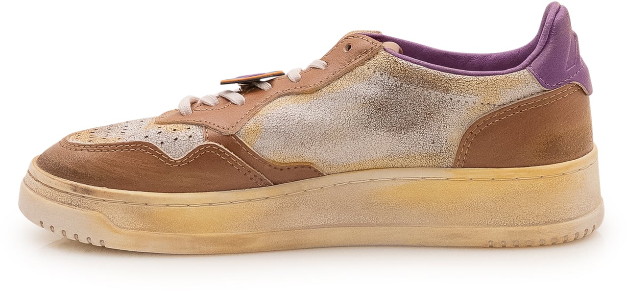 Autry Sneaker Sup Vint Low con Charm sui Lacci Beige