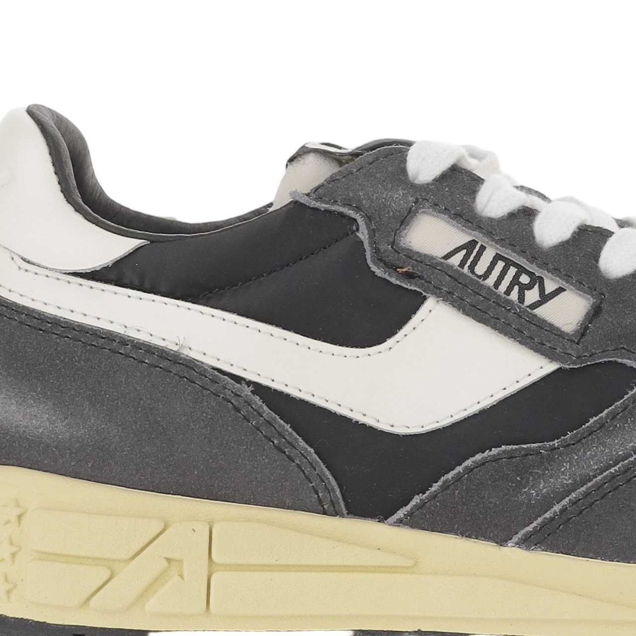 Autry Leather And Mesh Sneakers With Vintage Touch Grijs