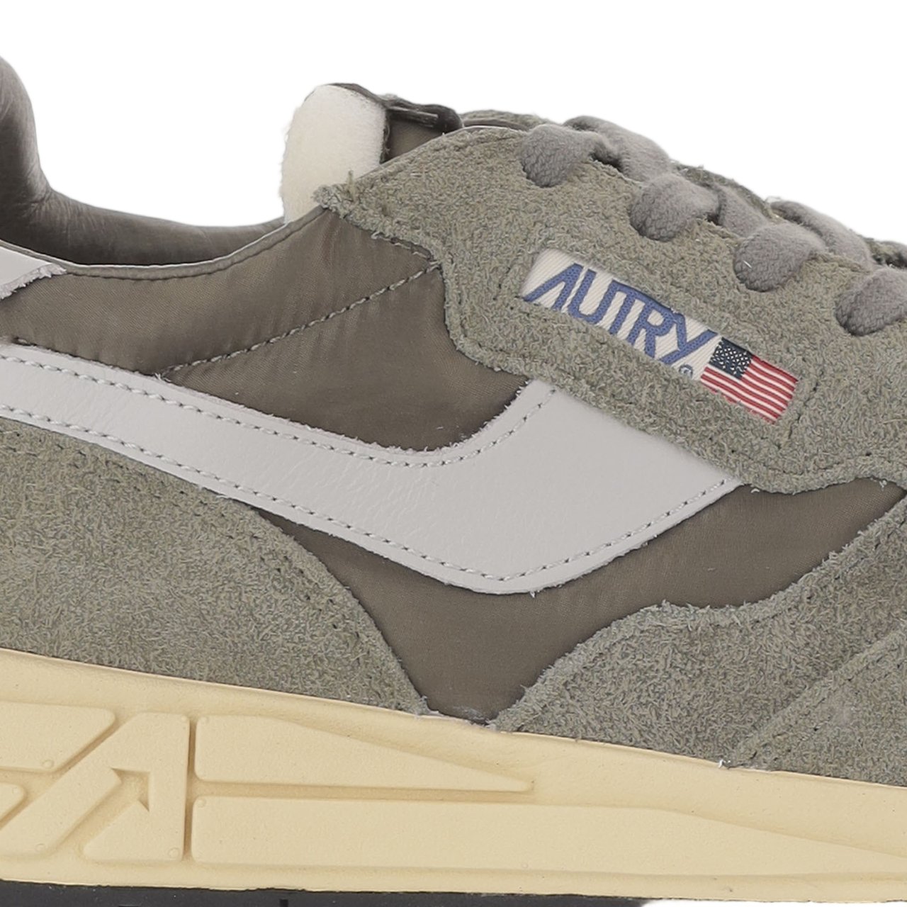 Autry Front Lacing Sneakers With Contrast Padded Heel Tab Groen