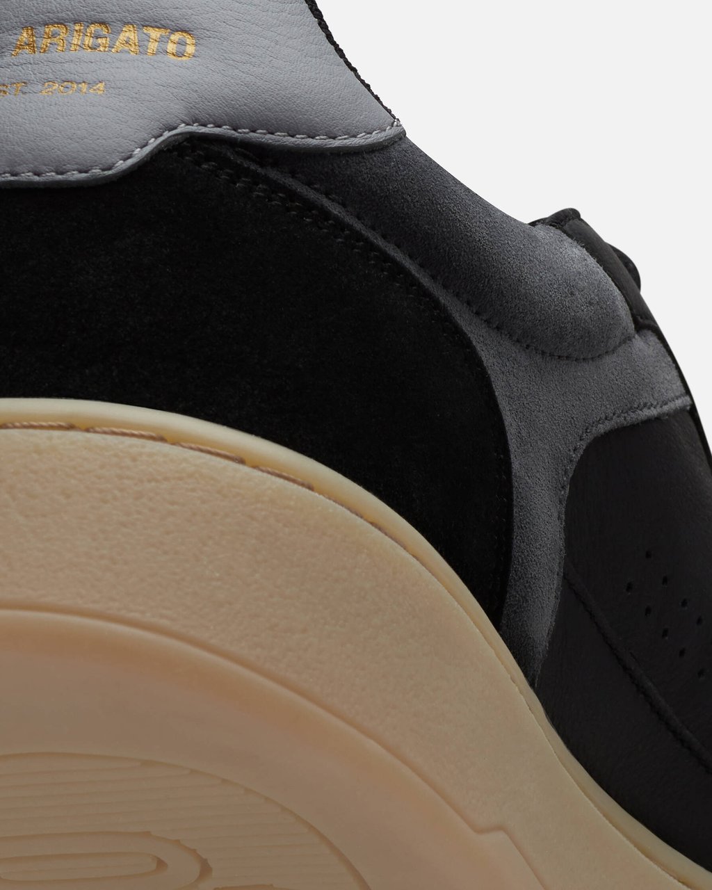 Axel Arigato Contrast Upper Low-Top Sneakers with Metallic Logo Zwart