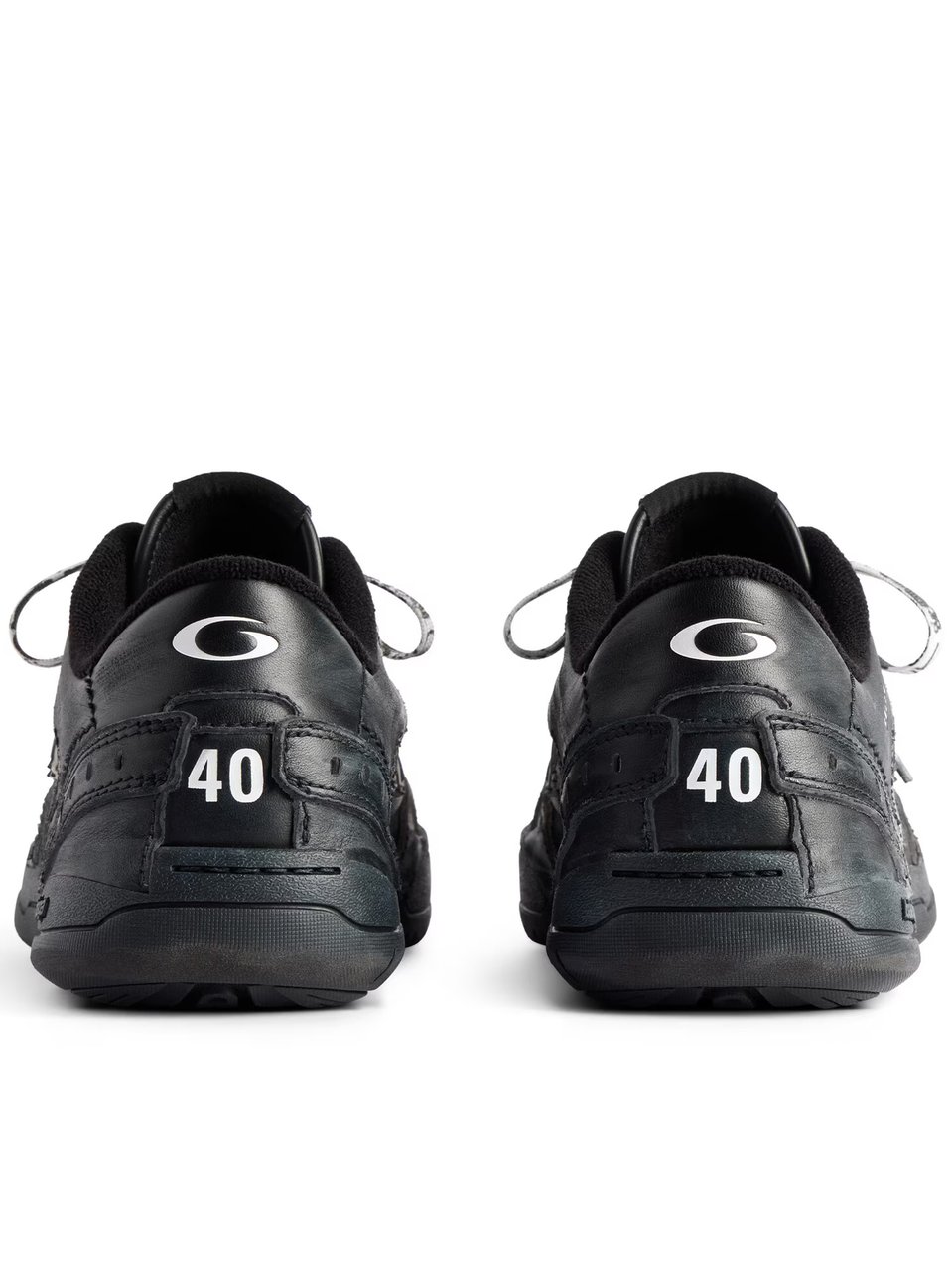 Balenciaga Sleek Black Low-Profile Sneakers with Textured Sole and Patterned Laces Zwart