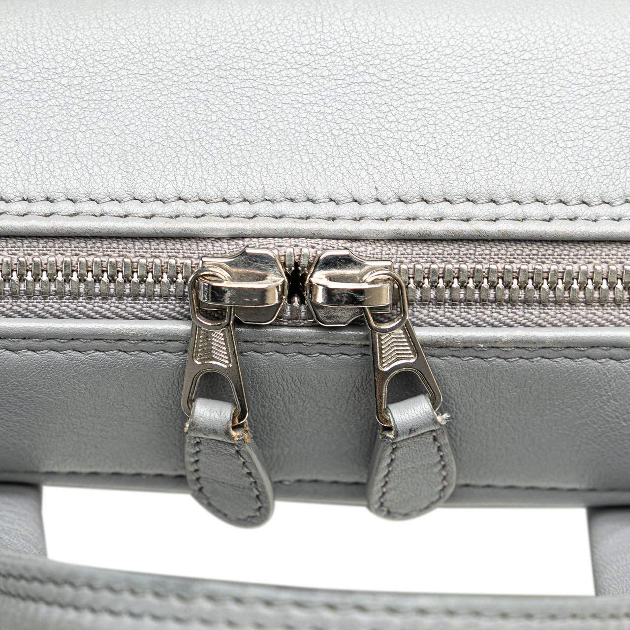 Balenciaga Medium Leather Triangle Duffle Bag Grijs