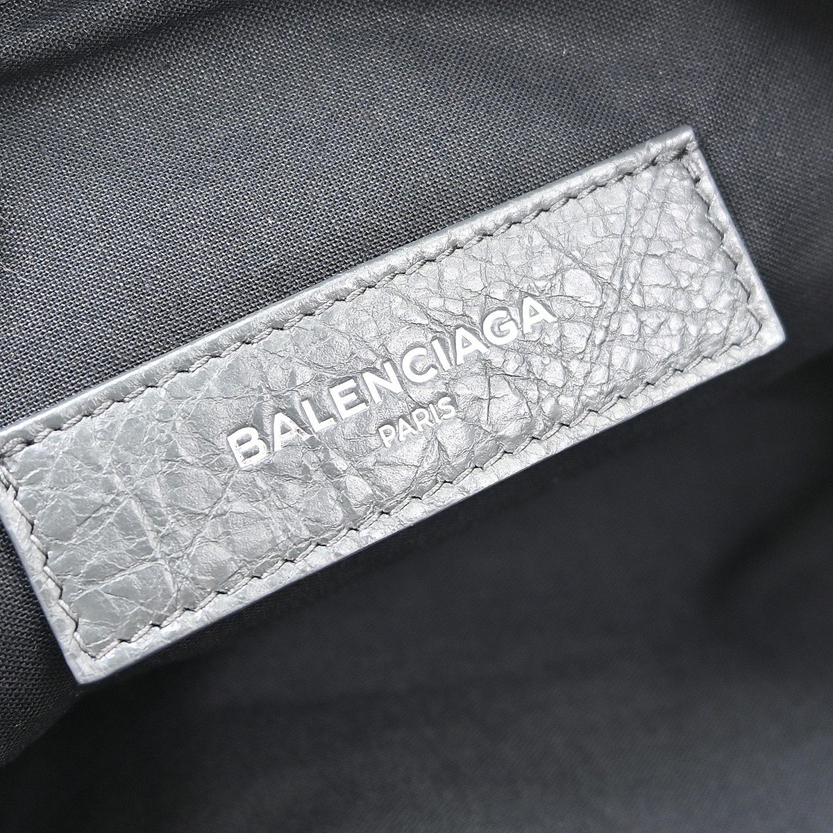Balenciaga Clip P Leather Medium Grijs