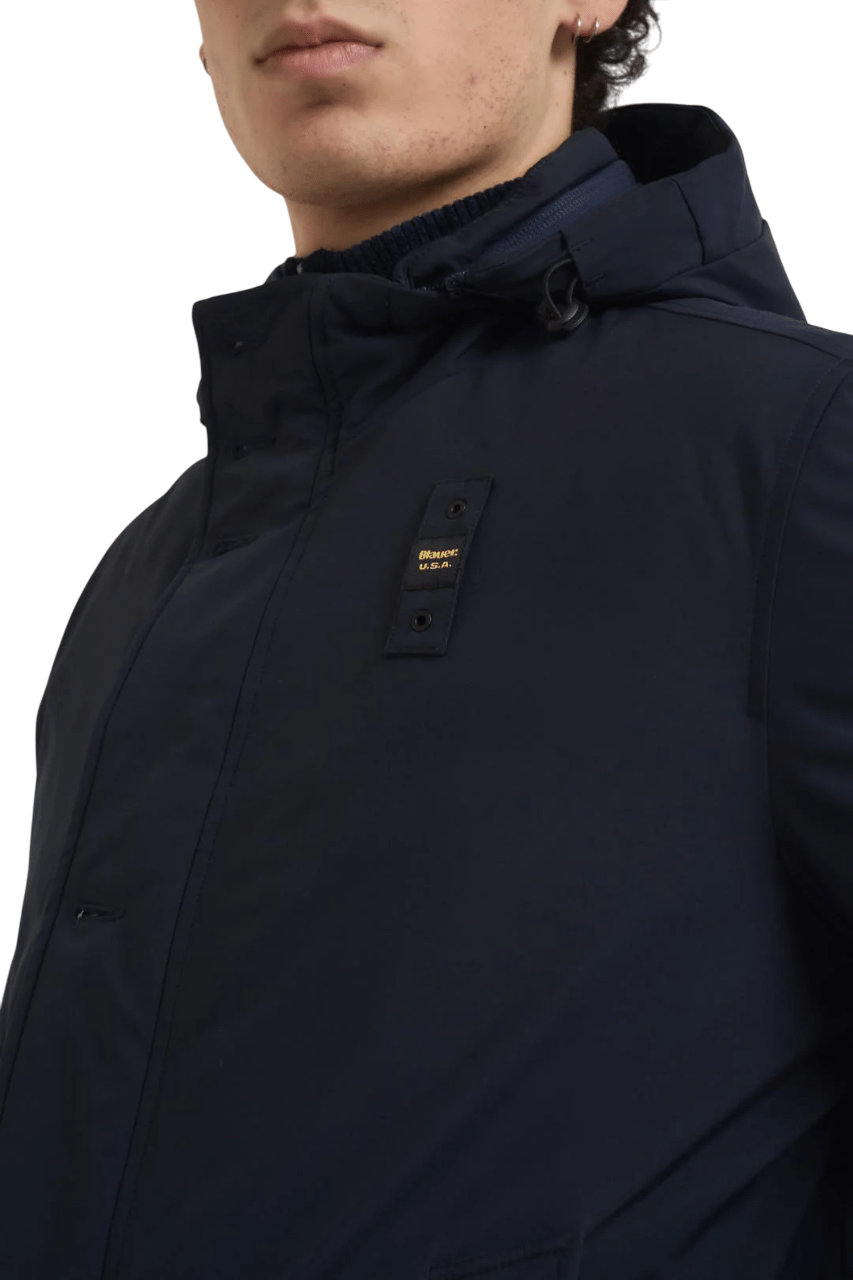 Blauer Windbreaker Blauw