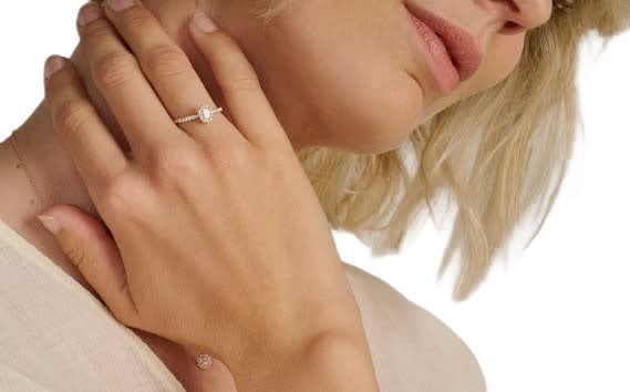 Blush Ring LG1045Y/54 14k GeelGoud met Ovale Lab Grown Diamant met Kleinere Lab Grown Diamanten Maat 54 Goud