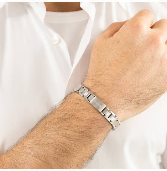 Boss BOSS JEWELS HBJ1580036 METAL LINK ESSENTIALS Mannen Armband 20cm Deze armband van BOSS uit de METAL LINK ESSENTIALS serie met artikelnr. HBJ1580036 is een stijlvol sieraad voor de echte BOSS klant. De stalen schakelarmband toont als een horlogeband Zilver