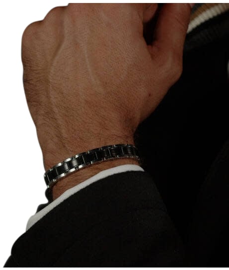 Boss BOSS JEWELS HBJ1580665 METAL LINK ESSENTIALS Mannen Armband 20cm Deze armband van BOSS uit de METAL LINK ESSENTIALS serie met artikelnr. HBJ1580665 is een stijlvol sieraad voor de echte BOSS klant. De stalen schakelarmband toont als een horlogeband Zwart