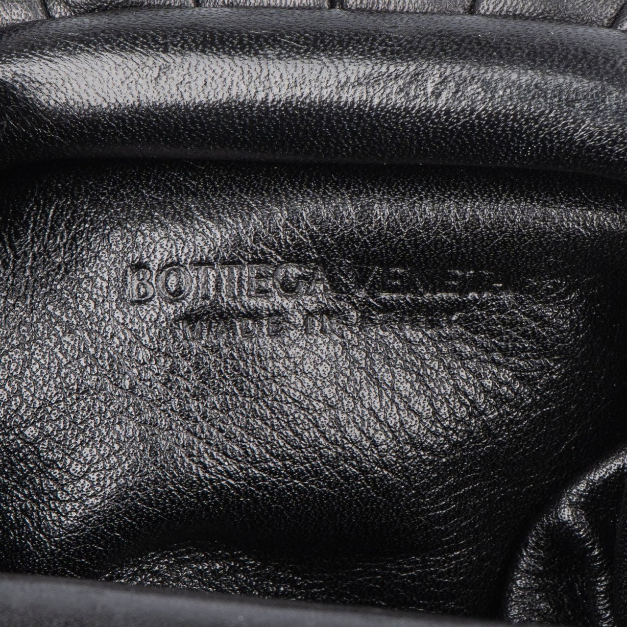 Bottega Veneta Leather The Mini Pouch Bag Zwart
