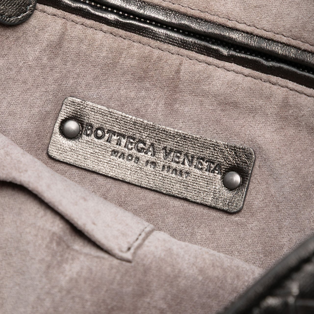 Bottega Veneta Metallic Nappa Intrecciato Nodini Crossbody Grijs