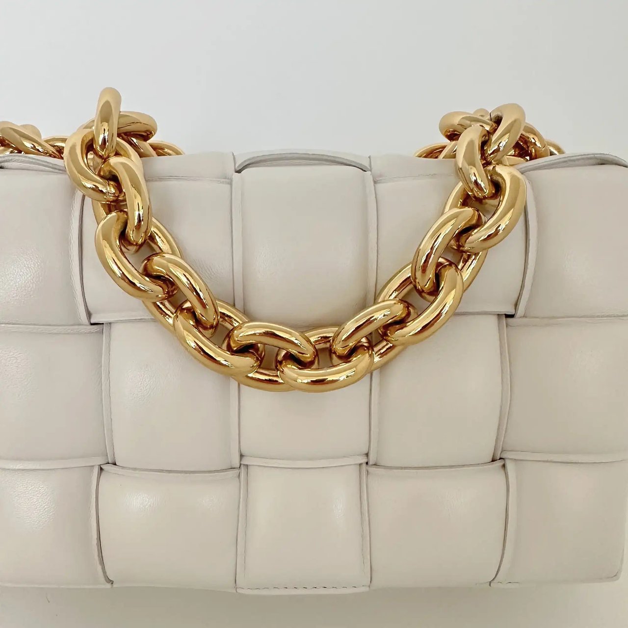 Bottega Veneta Bottega Veneta Padded Chain Cassette Crossbody Bag Off-White / very good Wit