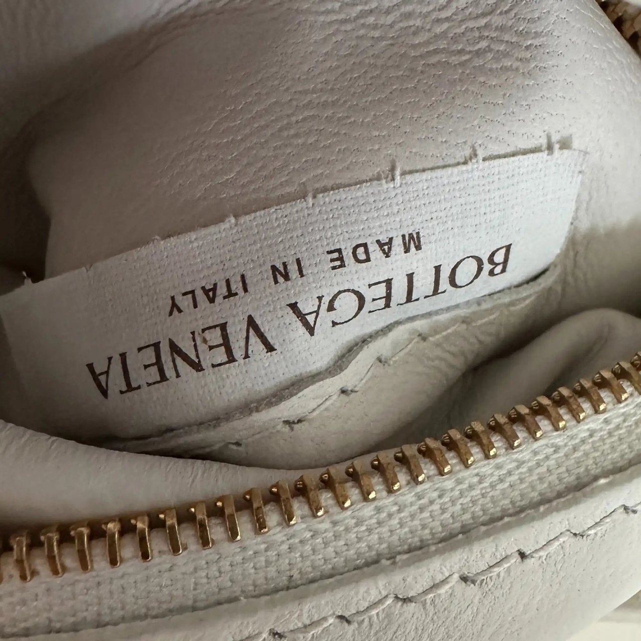Bottega Veneta Bottega Veneta Padded Chain Cassette Crossbody Bag Off-White / very good Wit