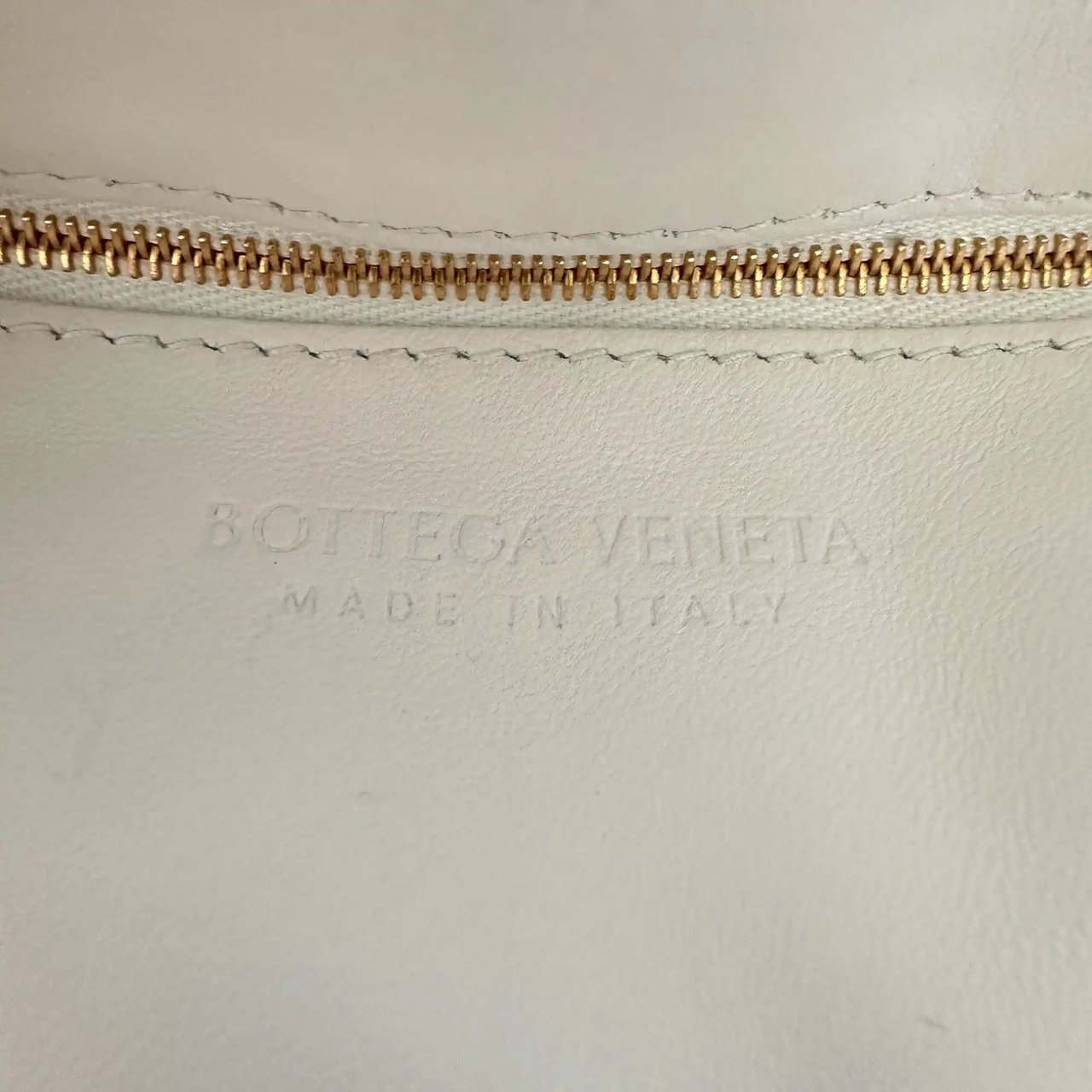 Bottega Veneta Bottega Veneta Padded Chain Cassette Crossbody Bag Off-White / very good Wit