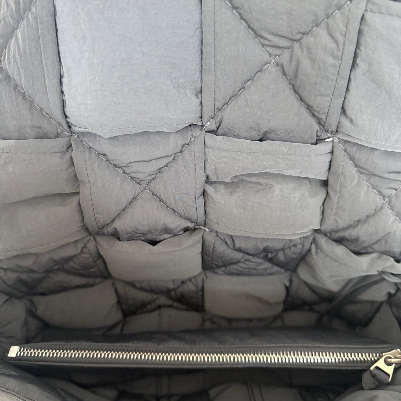 Bottega Veneta Bottega Veneta Medium Padded Tech Cassette Tasche Space/Silver Grau / neuwertig Grijs