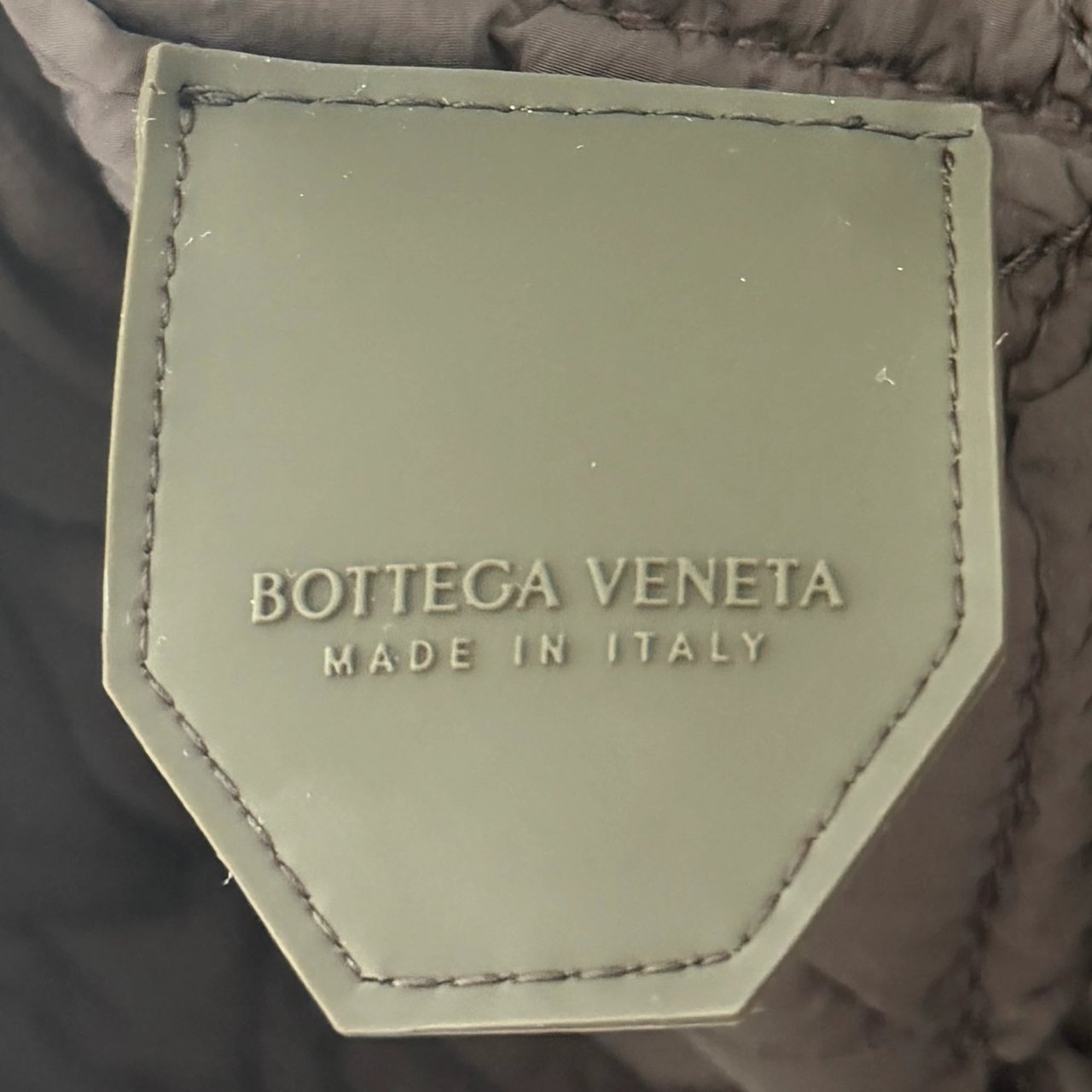 Bottega Veneta Bottega Veneta Medium Padded Tech Cassette Tasche Schwarz / neuwertig Zwart