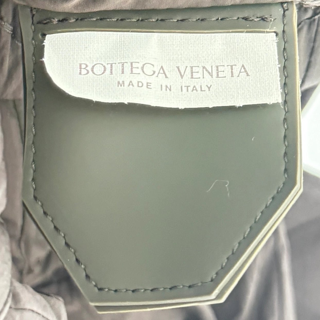 Bottega Veneta Bottega Veneta Medium Padded Tech Cassette Tasche Schwarz / neuwertig Zwart