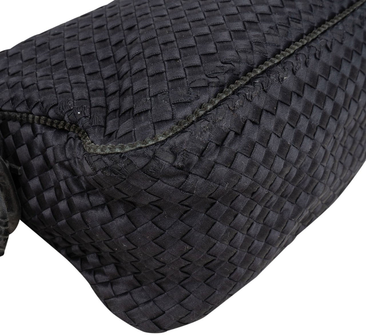 Bottega Veneta Bottega Veneta Intrecciato Satin Corset Tassel 27/50 Crossbody Bag Zwart