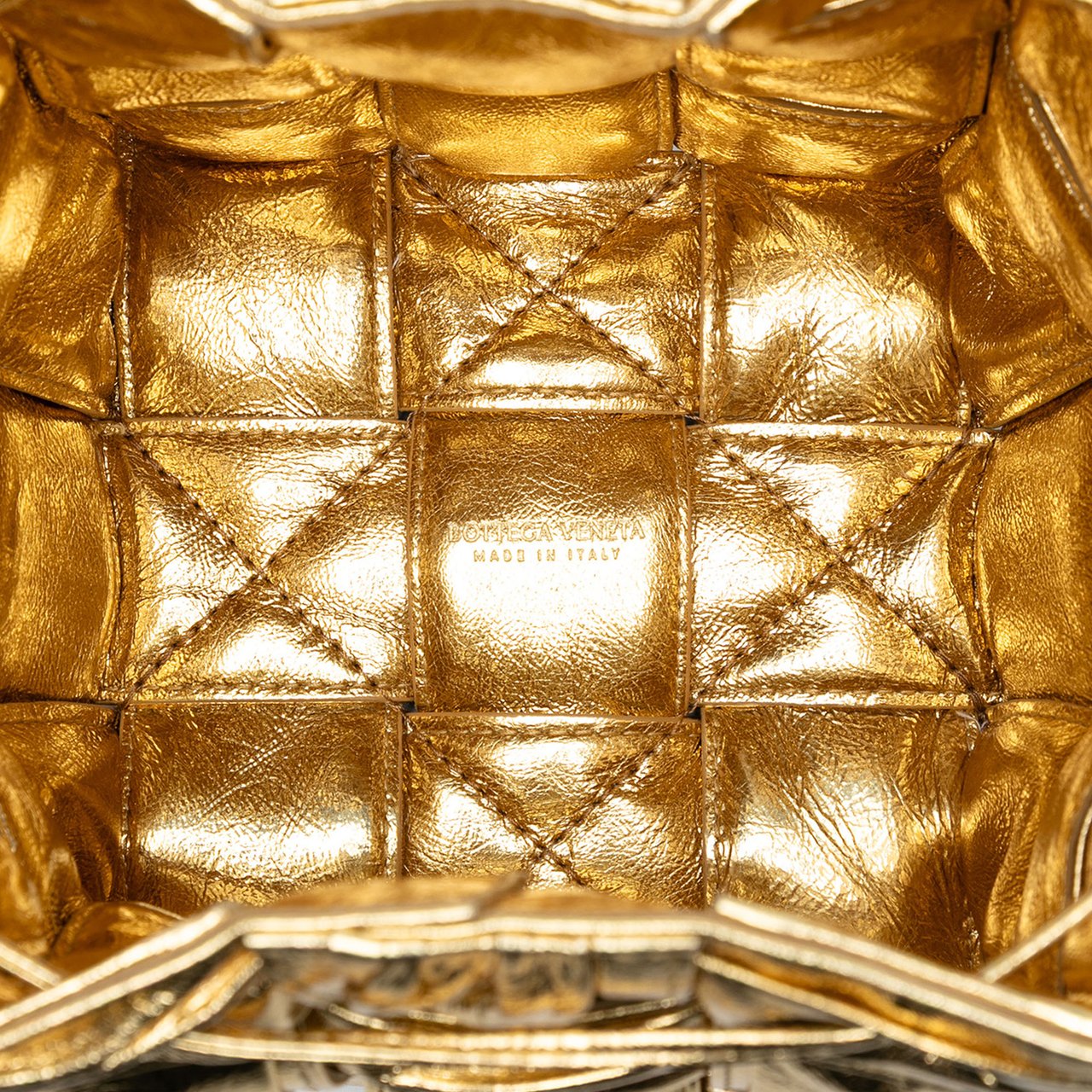 Bottega Veneta Small Metallic Crushed Nappa Maxi Intrecciato Cassette Bucket Bag Goud