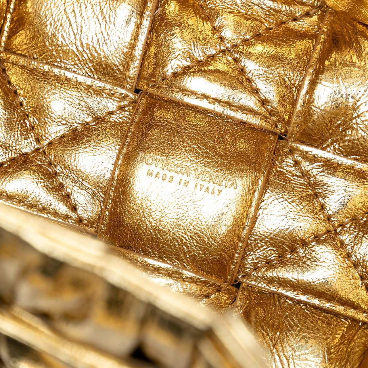 Bottega Veneta Small Metallic Crushed Nappa Maxi Intrecciato Cassette Bucket Bag Goud