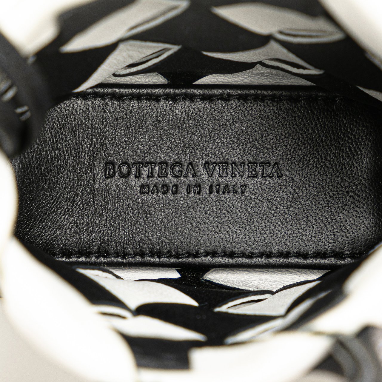 Bottega Veneta Nappa Intrecciato Maxi Cabat Bag Charm Zwart