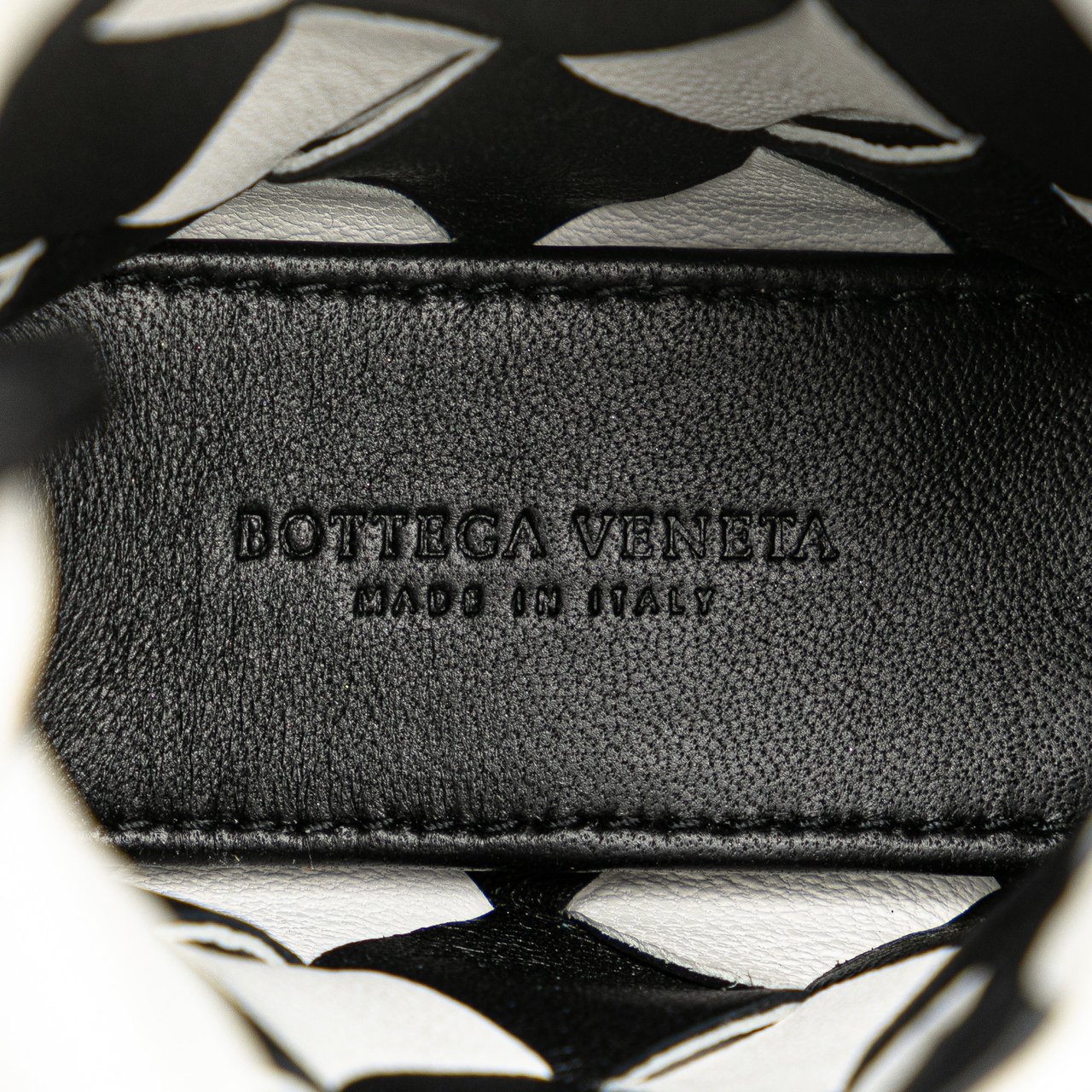 Bottega Veneta Nappa Intrecciato Maxi Cabat Bag Charm Zwart