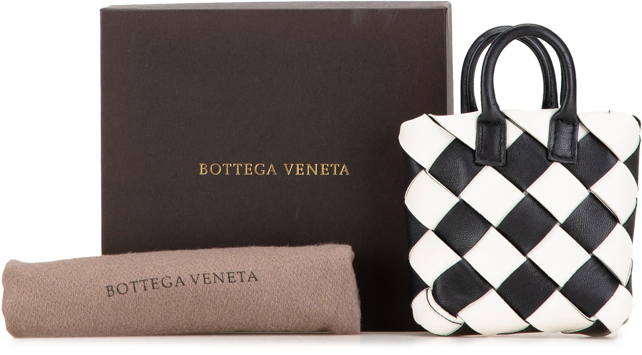 Bottega Veneta Nappa Intrecciato Maxi Cabat Bag Charm Zwart
