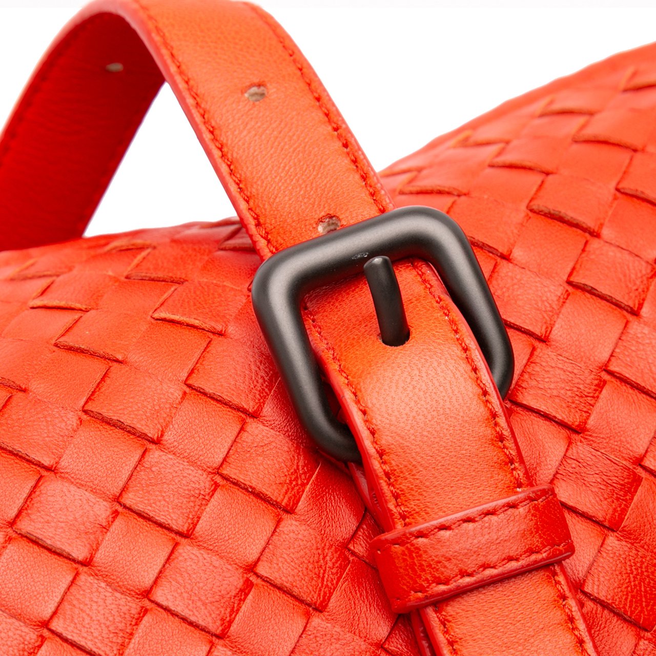 Bottega Veneta Nappa Intrecciato Montaigne Shoulder Bag Rood