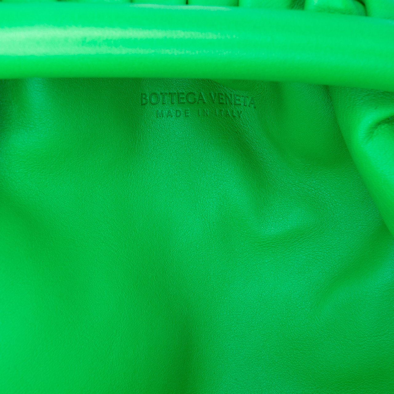 Bottega Veneta Lambskin The Mini Pouch Crossbody Groen