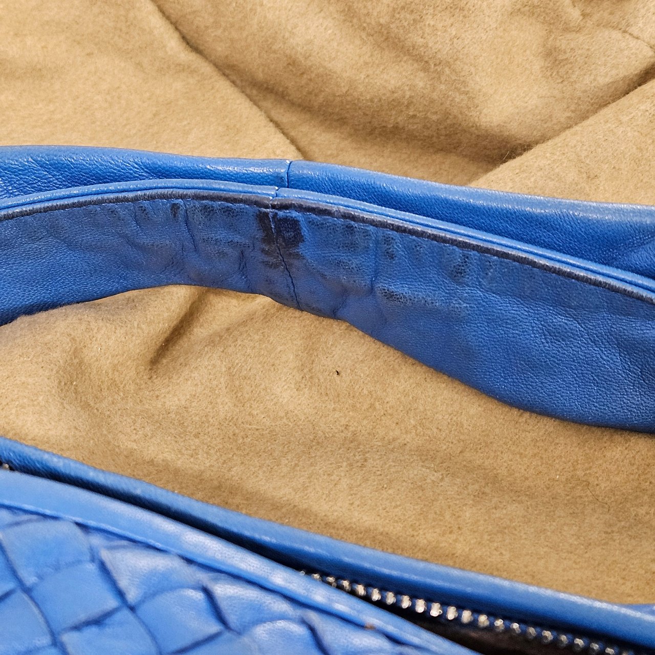 Bottega Veneta Intrecciato Leather Belly Shoulder Bag Blauw