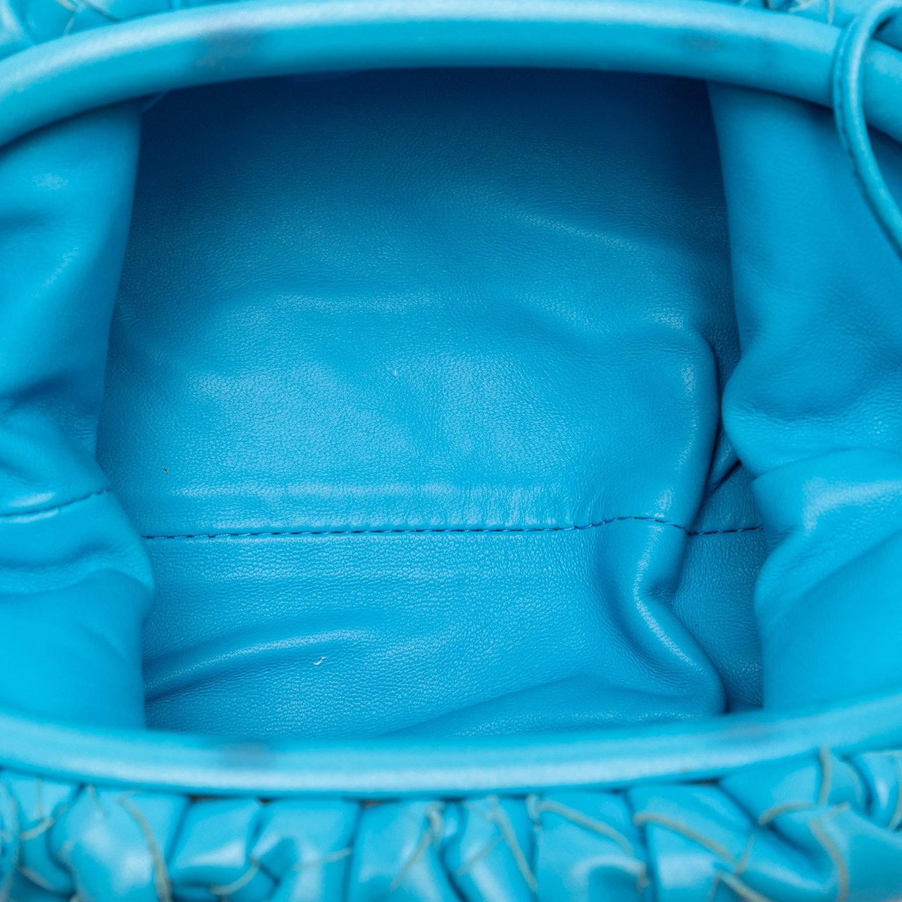 Bottega Veneta Nappa Intrecciato The Mini Pouch Crossbody Blauw