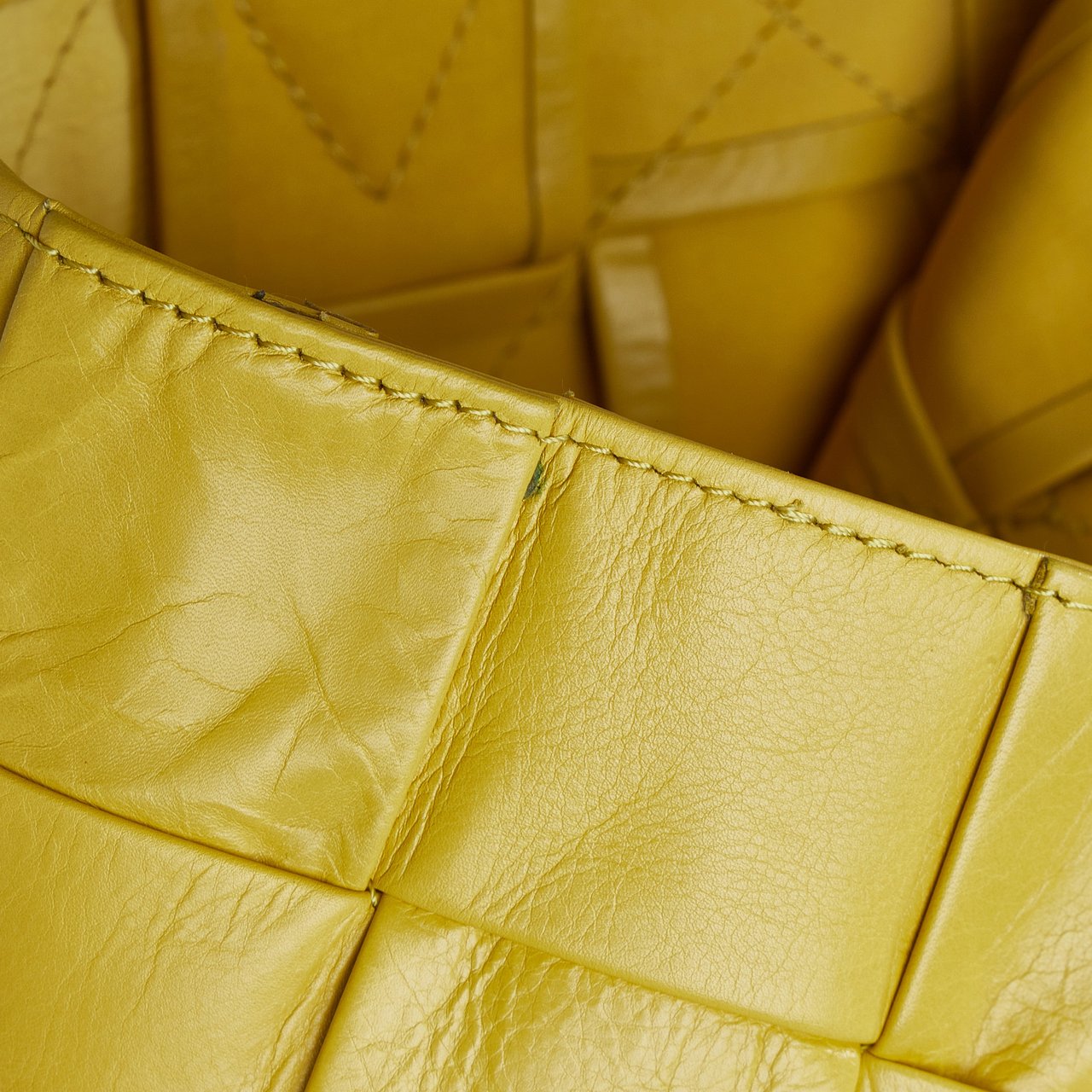 Bottega Veneta Nappa Maxi Intrecciato Cassette Tote Geel