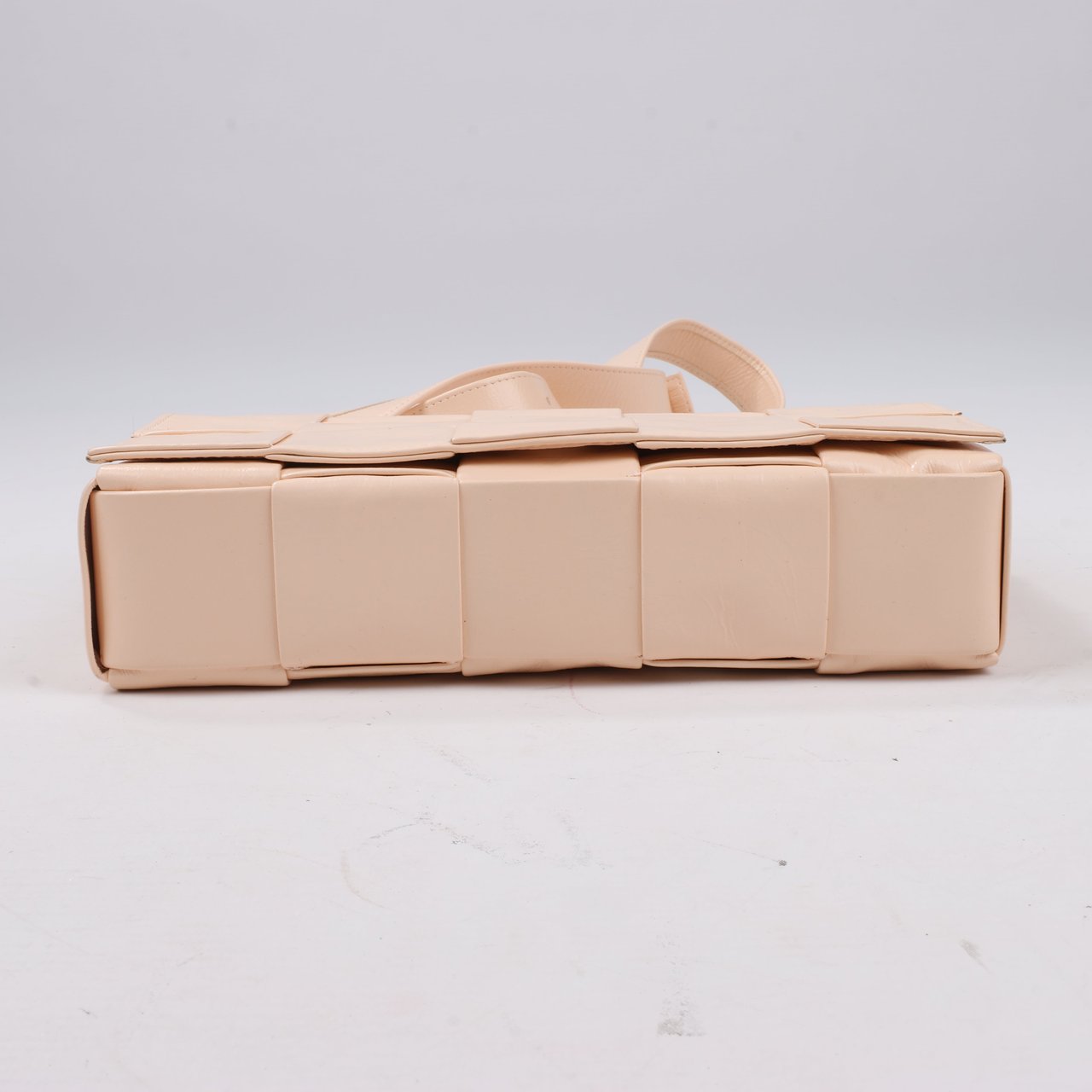 Bottega Veneta Bottega Veneta Maxi Intrecciato Cassette Leather Shoulder Bag in Powder Beige (Marketplaces) Beige