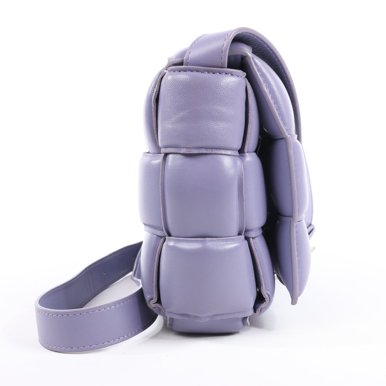 Bottega Veneta Bottega Veneta Padded Cassette Maxi Intrecciato Leather Shoulder Bag in Purple Paars