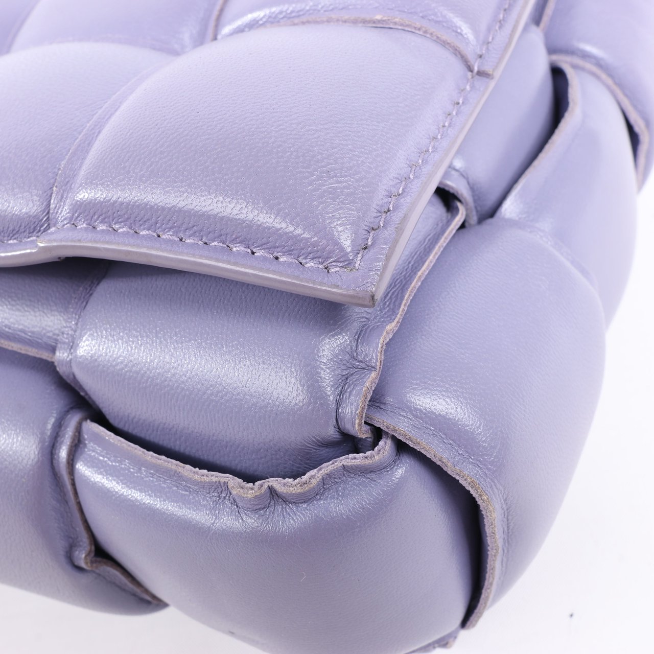 Bottega Veneta Bottega Veneta Padded Cassette Maxi Intrecciato Leather Shoulder Bag in Purple Paars