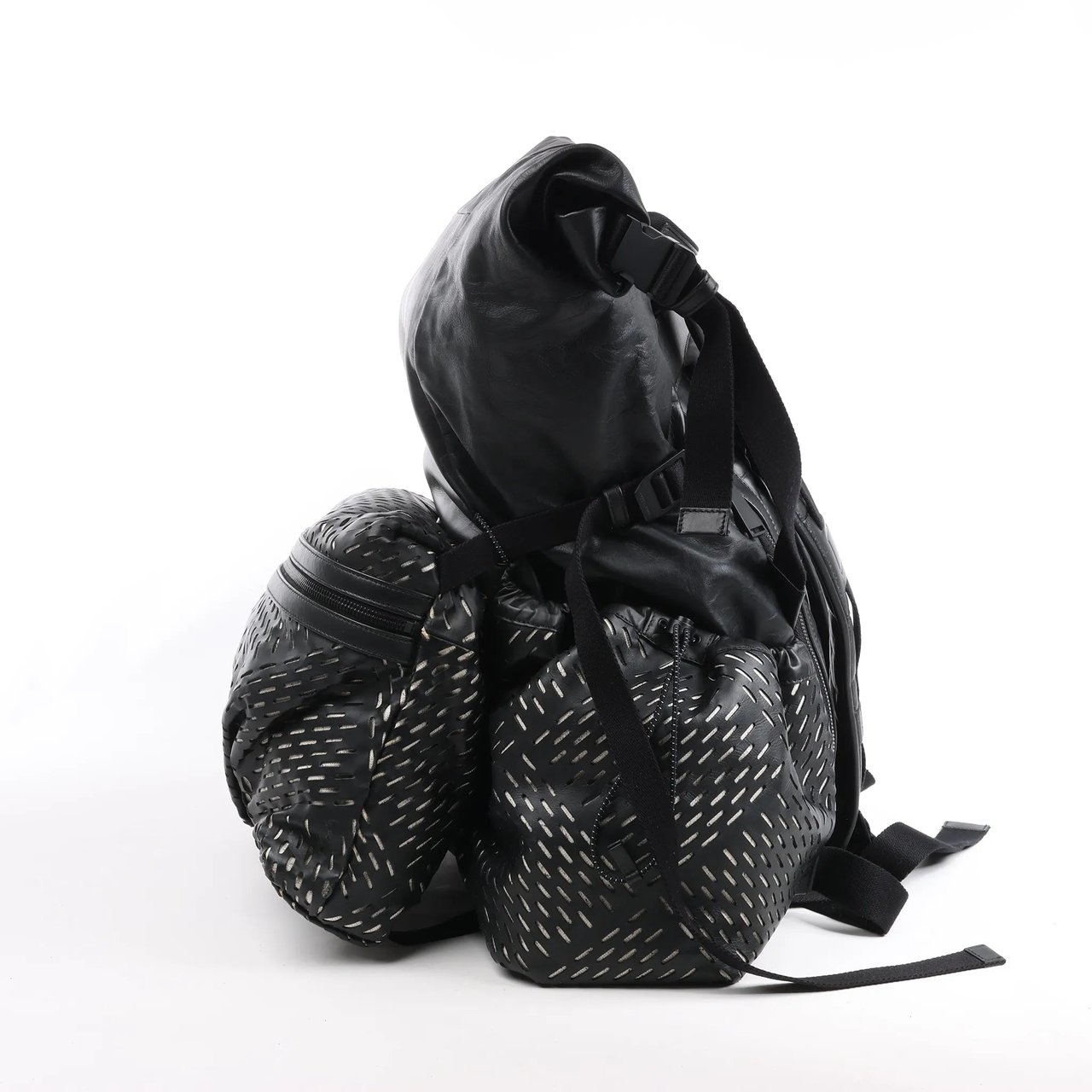 Bottega Veneta Bottega Veneta Perforated Leather Backpack in Black Zwart