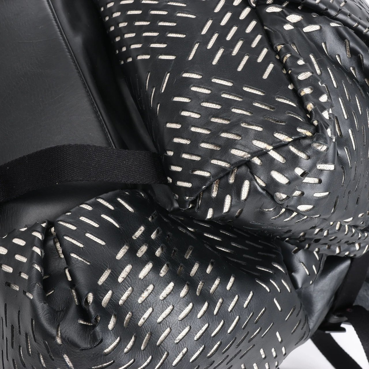 Bottega Veneta Bottega Veneta Perforated Leather Backpack in Black Zwart